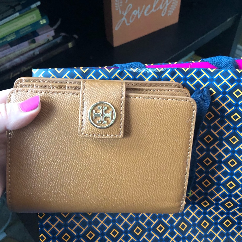 Tory Burch “Robinson” wallet in Luggage
